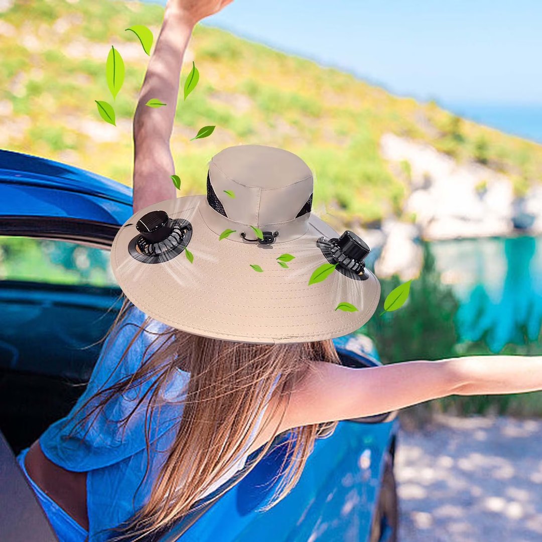 Donna con il cappello con ventole in viaggio al mare