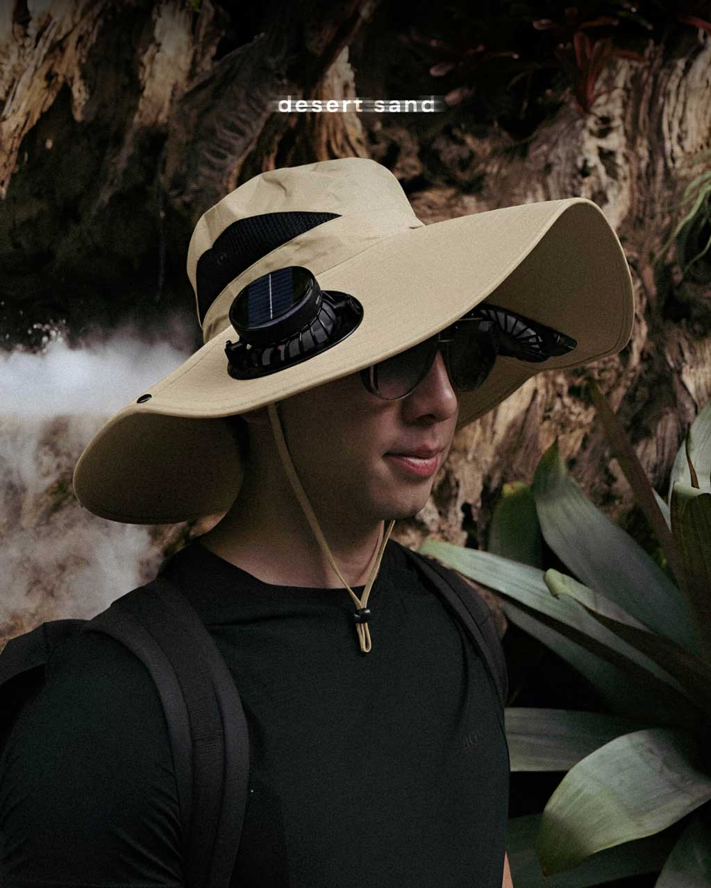 Hombre con sombrero solar con ventilador al aire libre